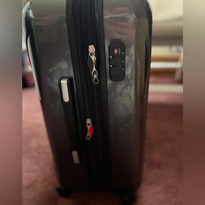 Brandnew Delsey Paris Luggage 21” carry on